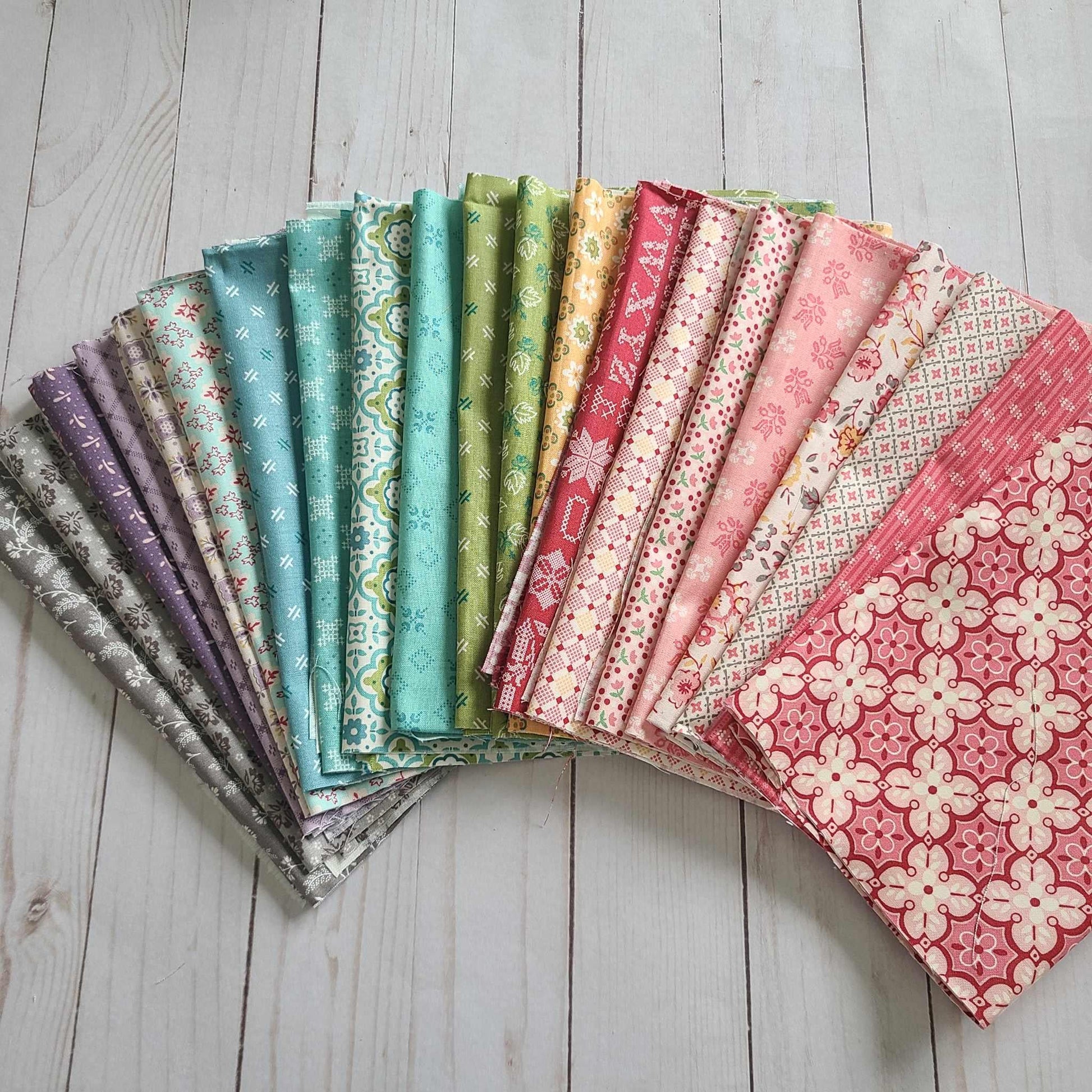 Piece & Plenty by Lori Holt 21 FQ Fat Quarter Bundle Riley Blake