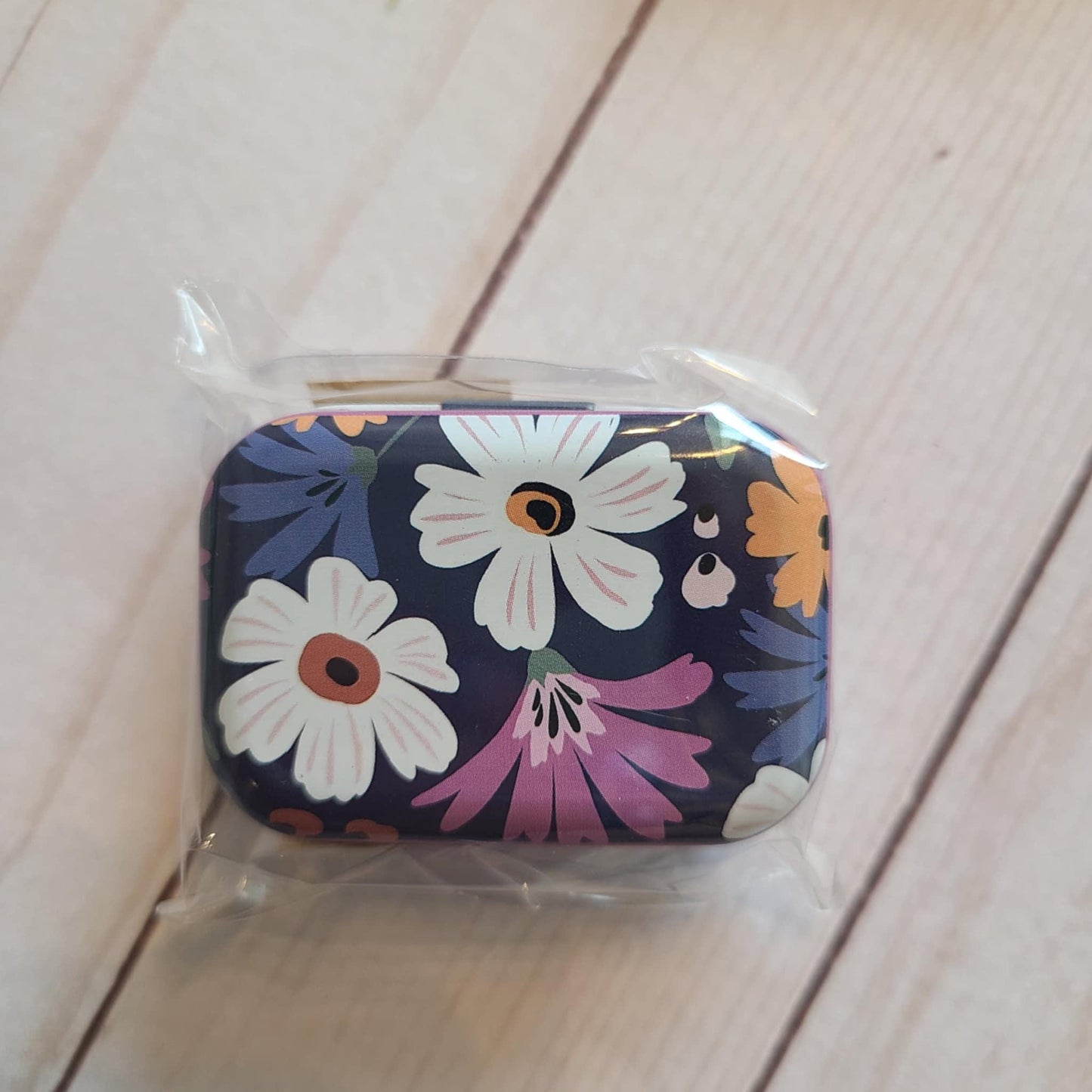 Needle case, magnetic needle box, needle tin, travel needle holder, storage for needles, embroidery, sewing, cross stitch, retreat gift.