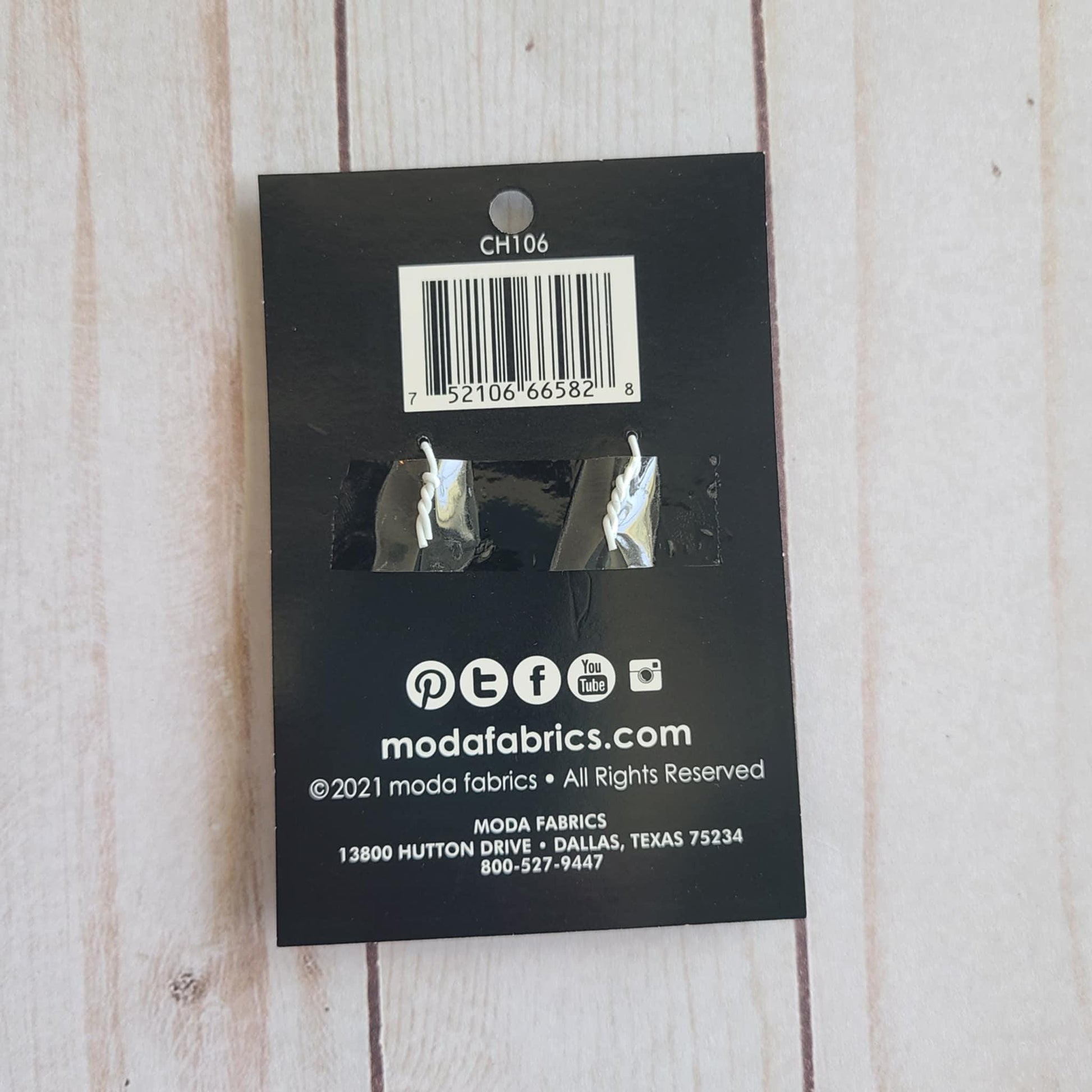 Sew Cut Measure Cut Zipper Pulls 2ct by Moda